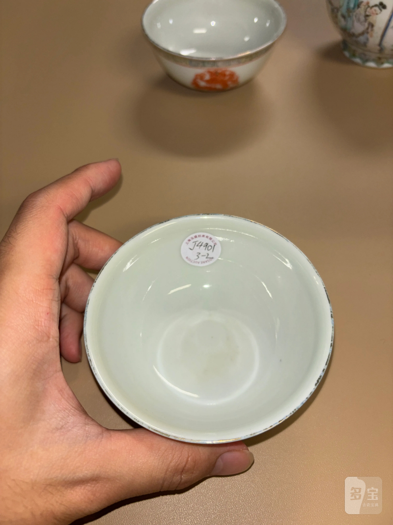 清 粉彩人物纹瓶、粉彩龙凤纹杯一组三件 - 图14